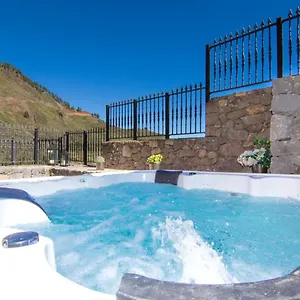 Bed & Breakfast Mogarén: Jacuzzi And Beautiful Views